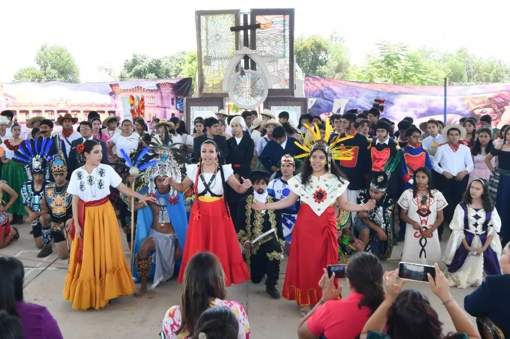 Estudiantes en Irapuato presentan 'México a Través de los Siglos'