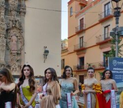 Sorprende certamen de belleza afuera del teatro Juárez en Guanajuato