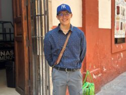 Ofrece Alexis comida por las calles de Guanajuato; está en prepa y sueña con su empresa