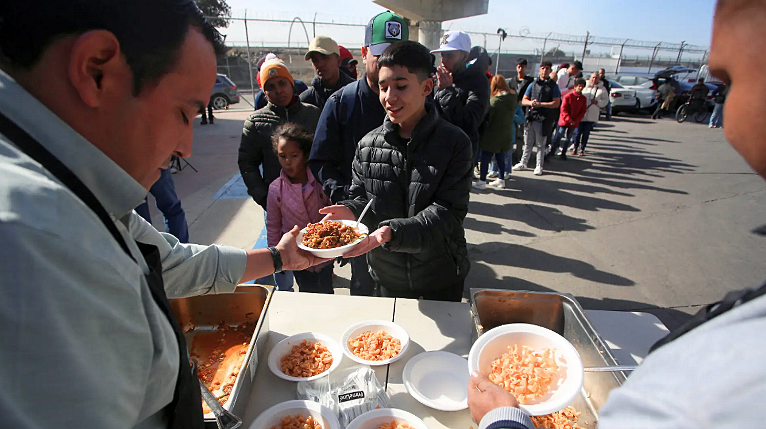 México construye refugios temporales ante deportaciones masivas desde Estados Unidos